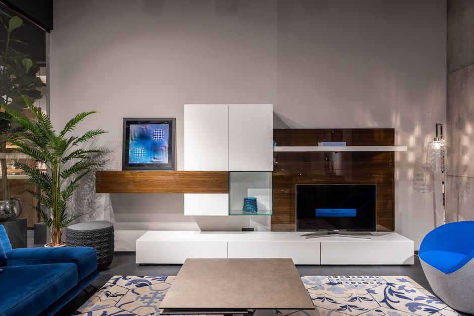 Functioneel tv meubel van 120 cm breed in een moderne woonkamer met stijlvolle decoratie.