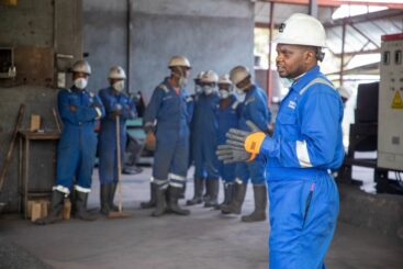 Een team van professionals dat samenwerkt aan de ontwikkeling en omscholing van medewerkers in een moderne kantooromgeving.