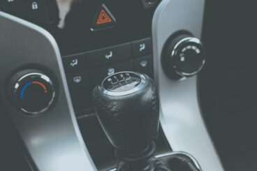 Een temperatuurregelaar die wordt gebruikt in een industriële omgeving voor procesautomatisering en kwaliteitsbeheersing.